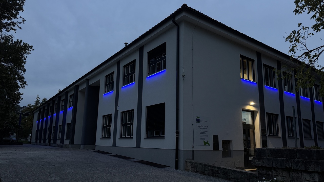 Ob Mednarodnem tednu gluhih Dom kulture obarvan modro