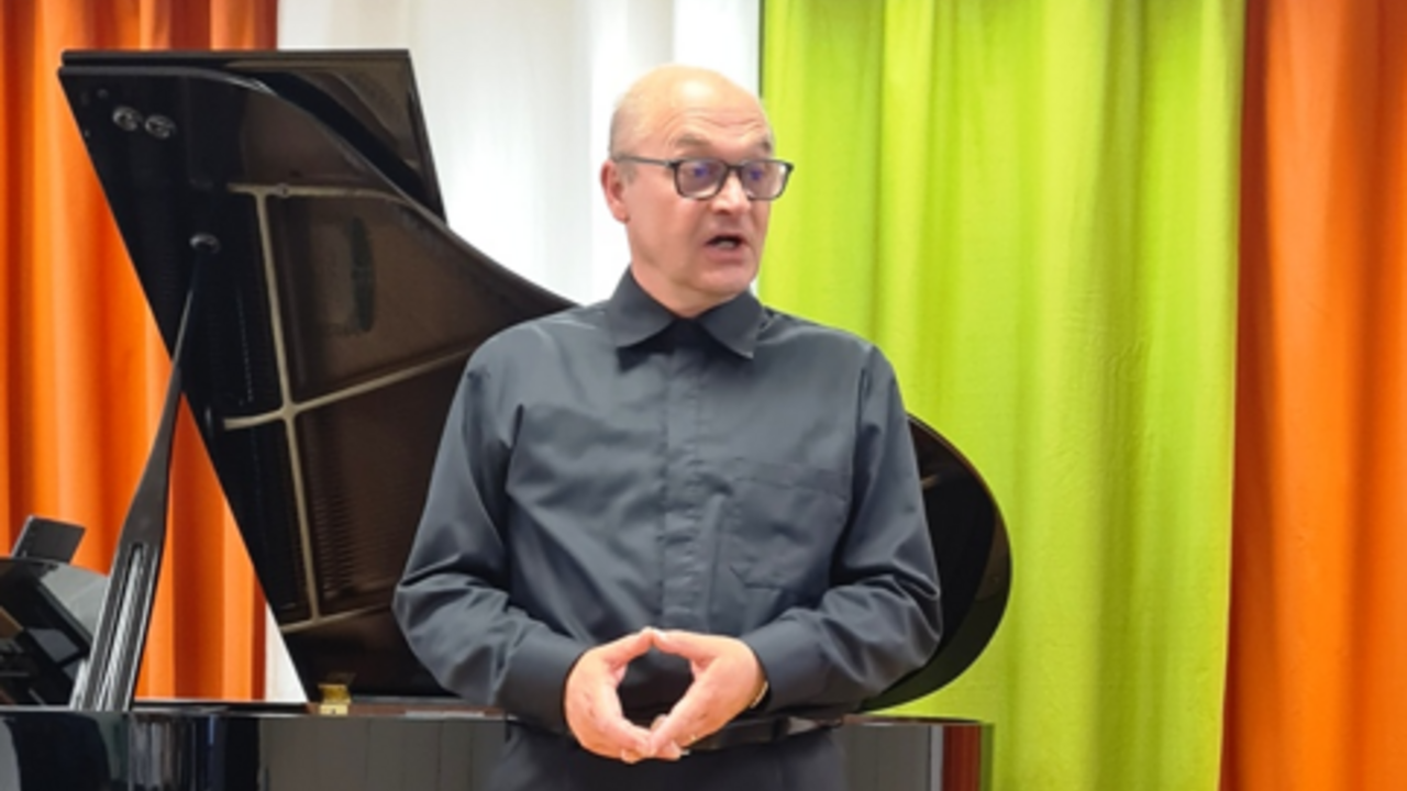 Kratko popotovanje s samospevi ob spremljavi kitare skozi različna glasbena obdobja, koncert